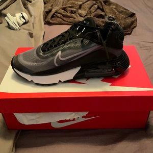 Air max 2090 black/white/silver woman’s size 7